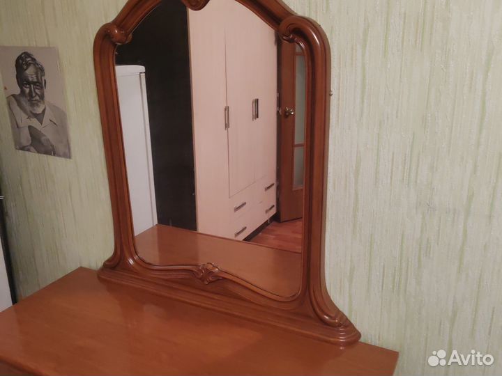 Комод с зеркалом