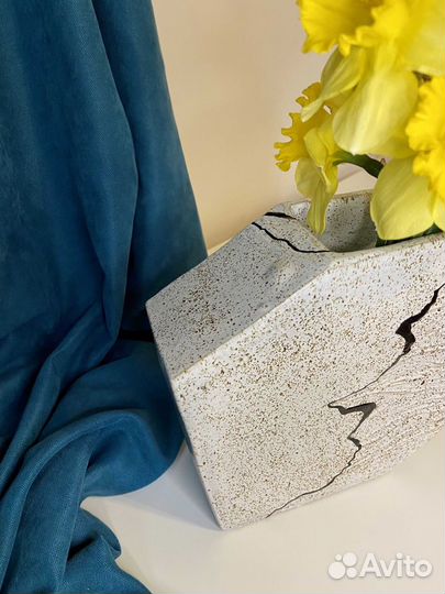 Интерьерная ваза из каменной массы 20 см