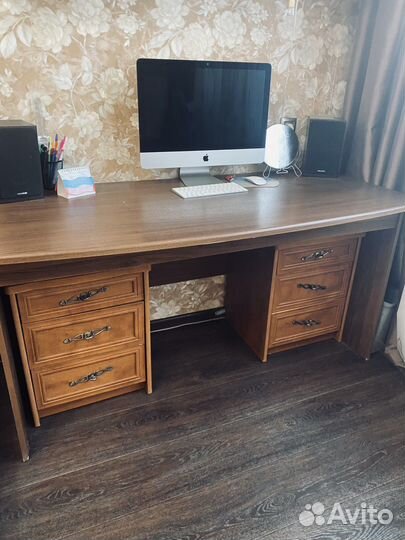 Компьютерный стол с новесной полкой и тумбочками