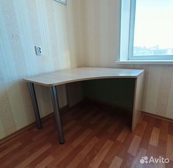 Угловой письменный стол