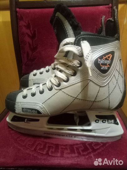 Хоккейные коньки CCM 42 размер