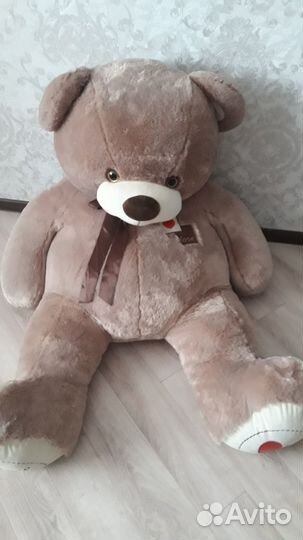 Большой плюшевый медведь