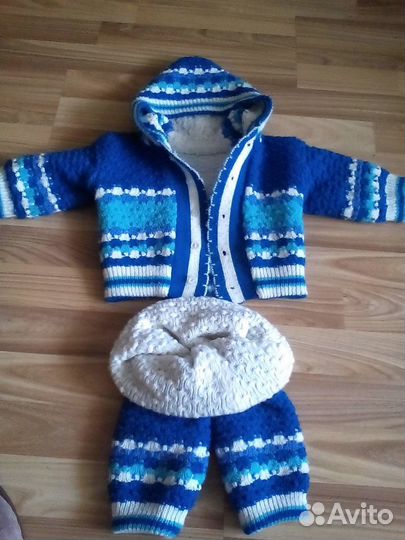 Продам двухсторонний вязаный костюмчик на годик