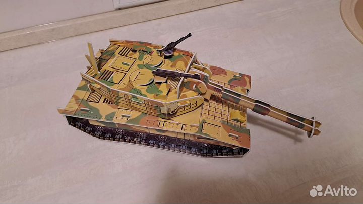 Модели кораблей и танка большие