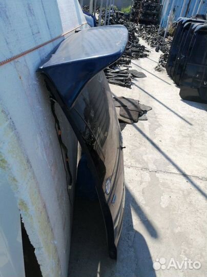 Дверь багажника Toyota Noah AZR60