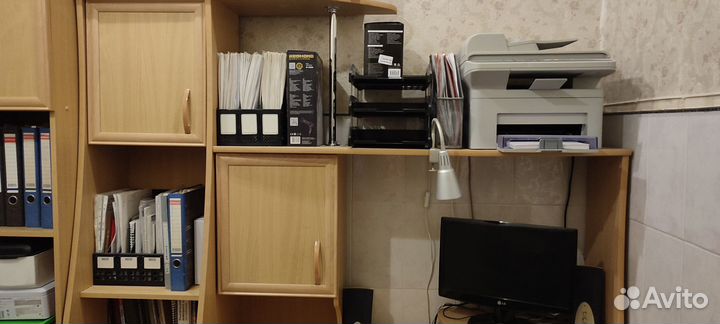 Компьютерный стол и солдатик