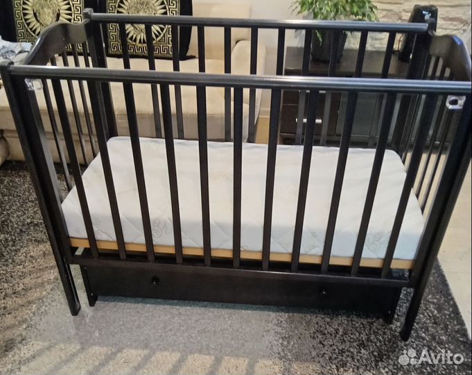 Детская кровать с маятником