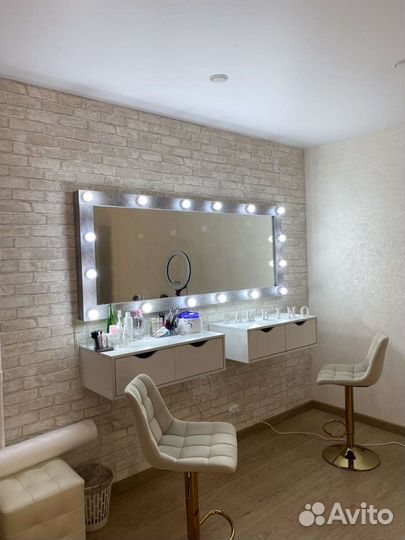 Гримерное зеркало с лампочками на колесиках