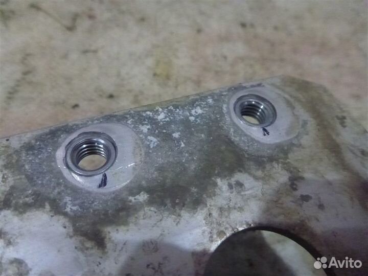 Кронштейн задний правый Toyota Rav4 ACA30 1azfe