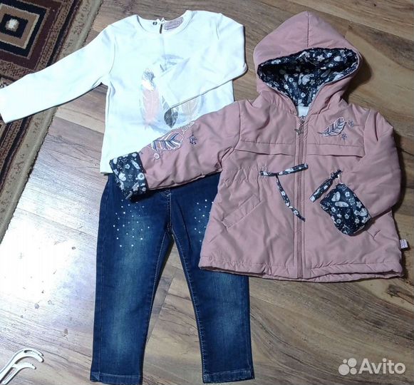 Комплект с лёгкой курткой, джинсами и лонгсливом
