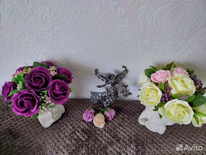 Гипсовые фигуры с цветами