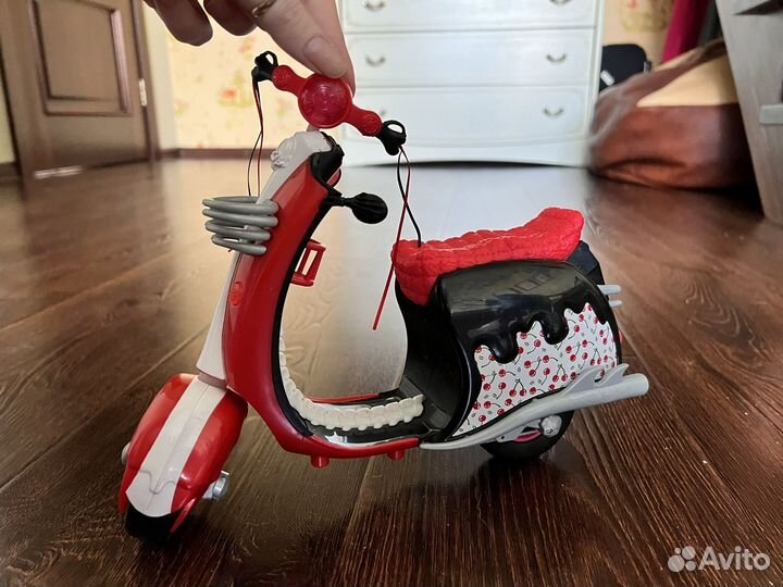 Кукла Monster High Гулия Йелпс на скутере