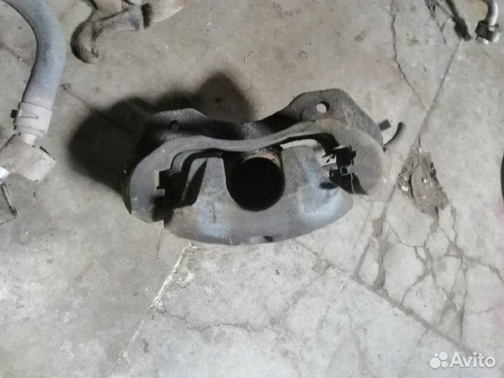 Суппорт тормозной правый Mitsubishi Lancer 9