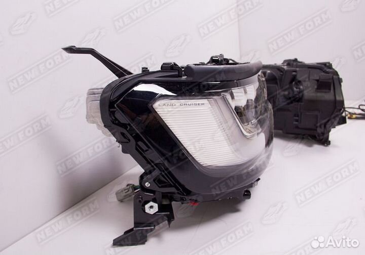 Фары с логотипом Toyota Land Cruiser 300