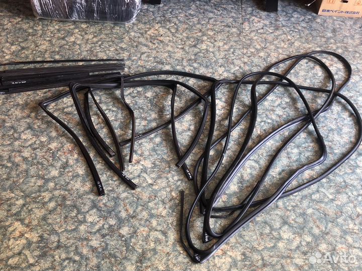 Уплотнитель двери стекла Mitsubishi lancer 10