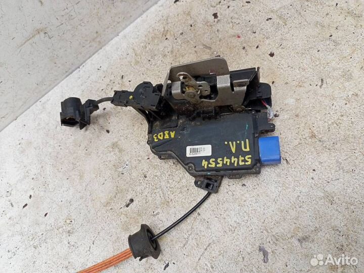 Замок двери передней левой