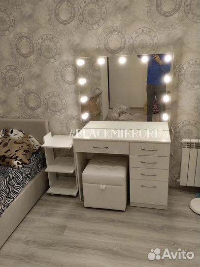 Туалетный столик с безрамным зеркалом