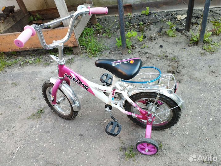 Детский велосипед с дополнительными колесами