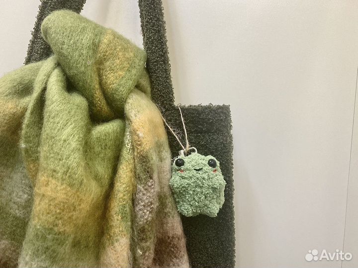 Лягушка брелок обвес на сумку из плюшевой пряжи