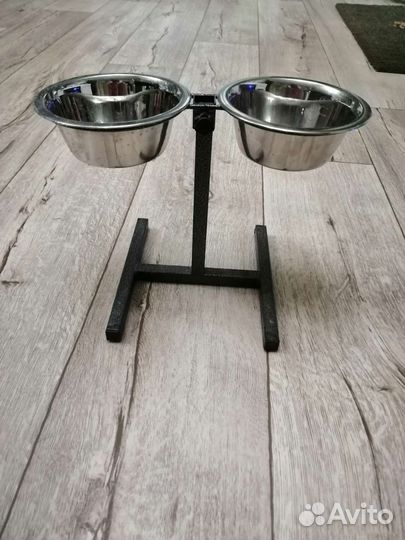 Стойка с мисками для кормления собак