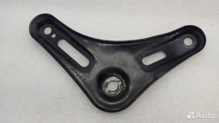 Кронштейн подрамника задний правый Hyundai Sonata