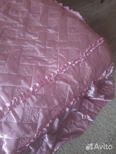 Покрывало на кровать и две наволочки