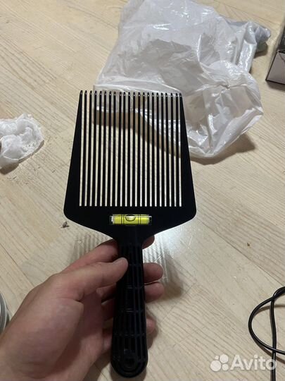 Расческа с уровнем