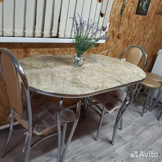 Кухонный стол со стульями