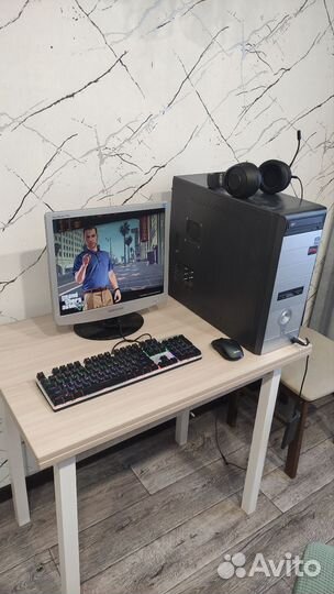 Настольный компьютер с монитором