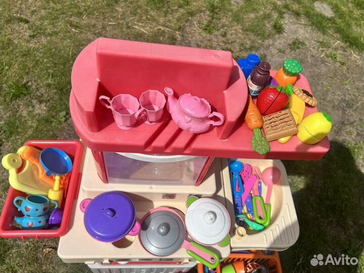 Детская кухня с посудой