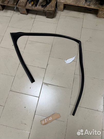 Уплотнитель стекла передний правый / левый i-pace