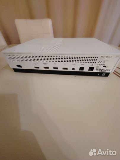 Xbox one s 1tb с 2 геймпадами+игры