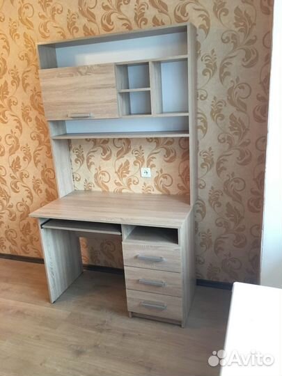Стол письменный с надстройкой