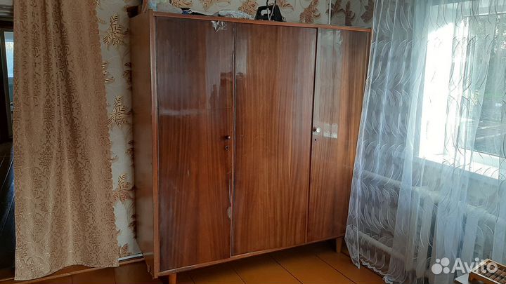 Шкаф платяной лакированный советских времен