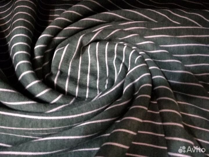 Отрез ткани.Атлас с вышивкой.Германия