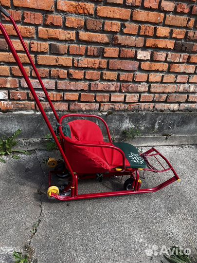 Детский велосипед и санки