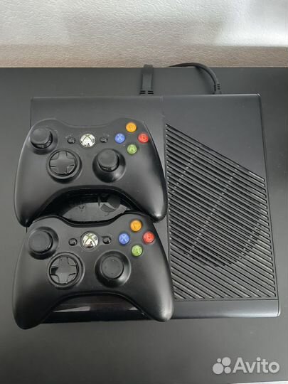 Xbox 360 E на 500гб с 2 геймпадами и кинектом