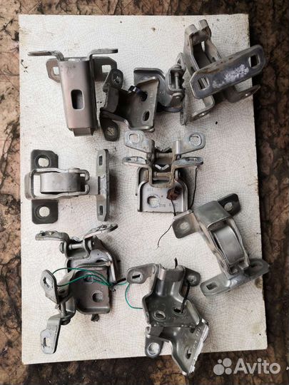 Дверные петли на Ларгус