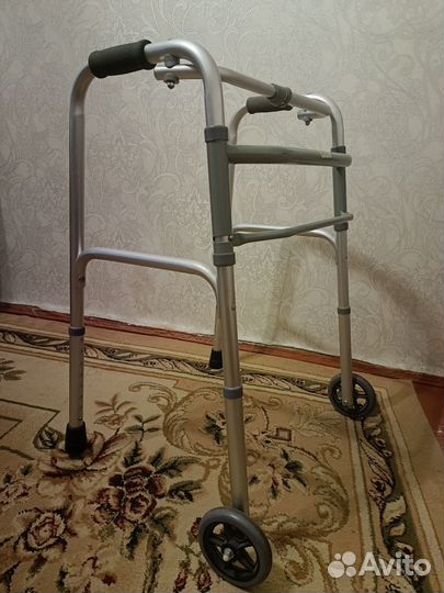 Ходунки для взрослых на колесах