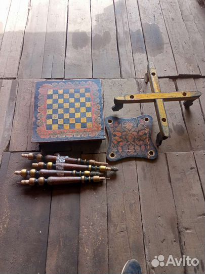 Старинный шахматный стол