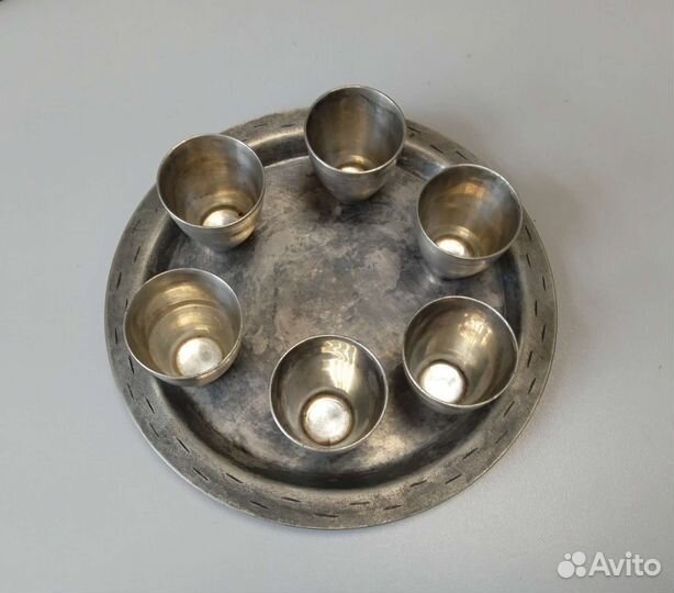 Рюмки на подносе