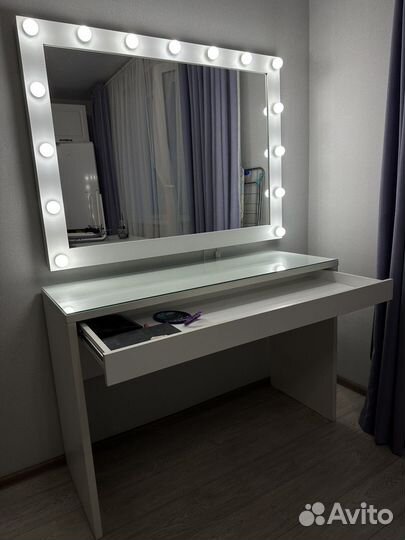 Гримерный столик с зеркалом и подсветкой