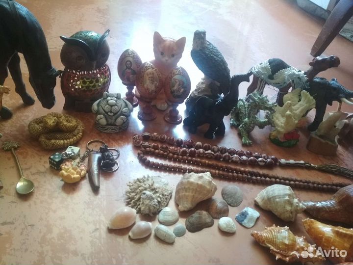 Статуэтки,шкатулка,четки,брелки,ракушки,ложка,книг