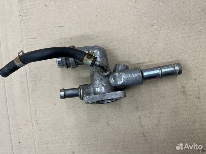 Тройник охлождения двигателя 2л G4NA Киа Серато 3