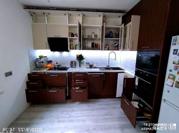 Кухонный гарнитур с каменным островом