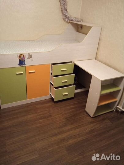 Кровать чердак со столом и шкафом