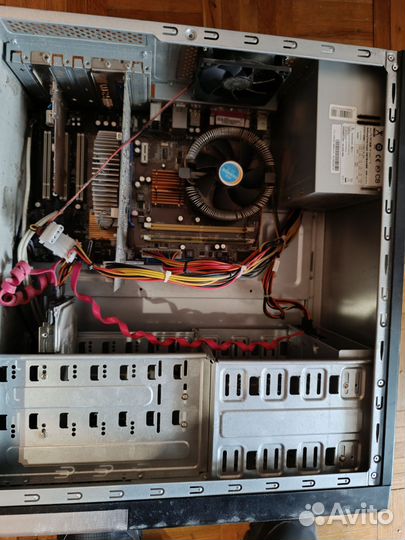 Компьютерный стол вместе с компьютером