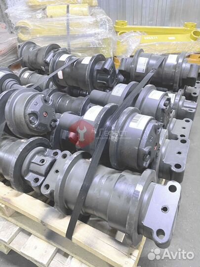 Каток поддерживающий Komatsu PC220-8 KM3683