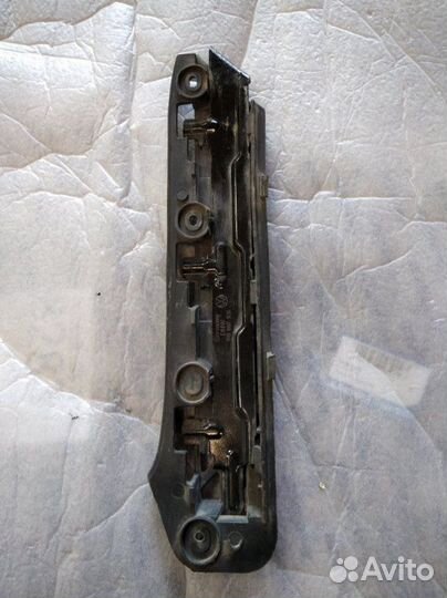 Кронштейн бампера передний правый Volkswagen Caddy