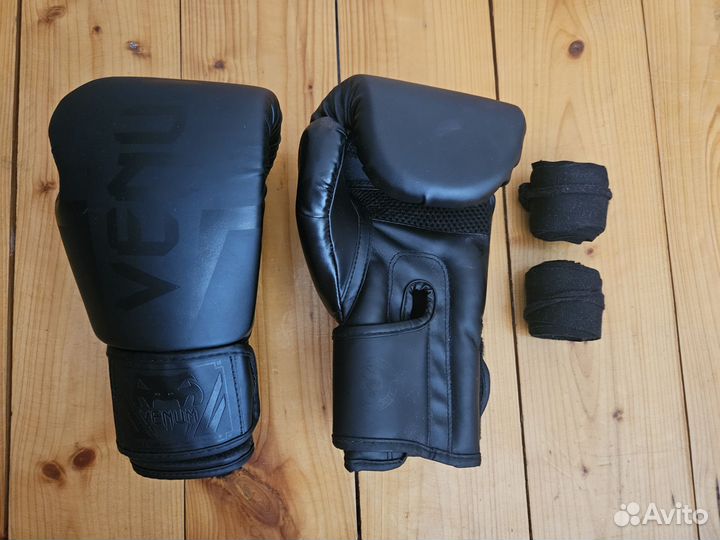 Боксерские перчатки 10 oz venum